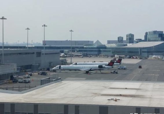 加拿大境内机票价格飙升：竞争缺失与市场调查引发公众关注